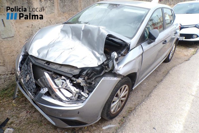 Uno de los coches contra los que chocó el minibús.
