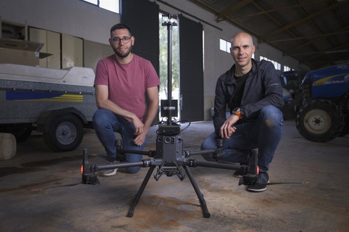 José Gómez i César Azorín junt amb el Meteo-Dron.