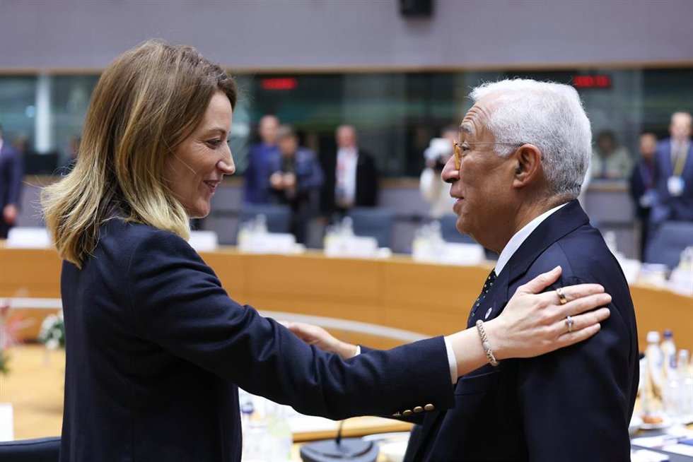 Archivo - HANDOUT - 19 December 2024, Belgium, Brussels: European Council President Antonio Costa (R)stands with European Parliament President Roberta Metsola at the start of a round-table meeting during the the EU Council summit. Photo: Frederic Garri