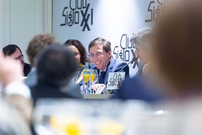 El alcalde de Madrid, José Luis Martínez-Almeida, protagoniza el desayuno-coloquio organizado por el Club Siglo XXI, en el Hotel NH Collection Madrid Eurobuilding, a 7 de mayo de 2025, en Madrid (España).