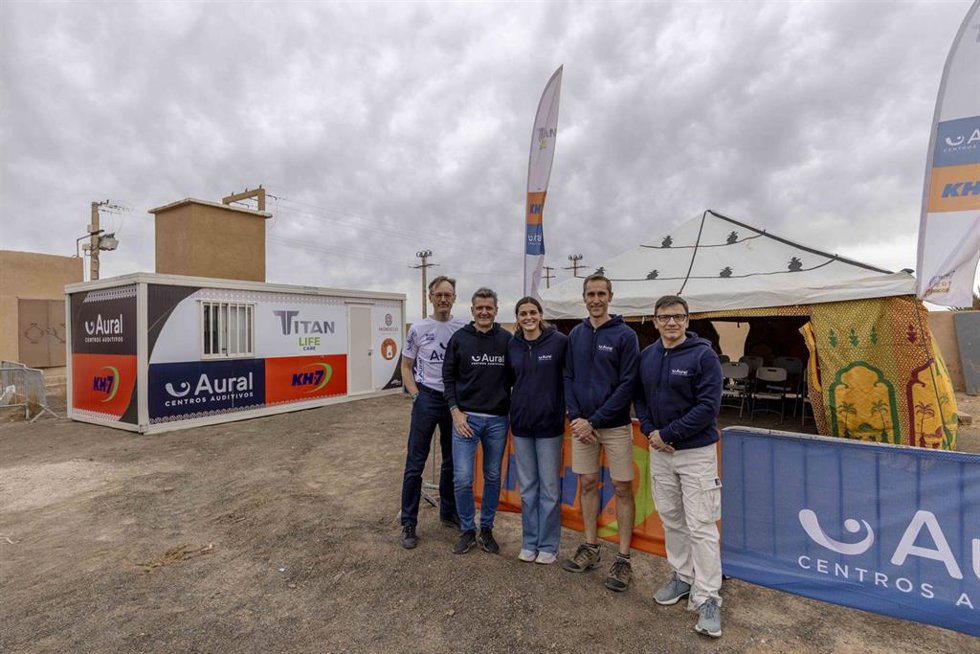 El CEO de Aural, Juan Ignacio Martínez, junto al equipo de la empresa de soluciones auditivas que ha atendido a la población local durante la Titan Desert de 2025 en Marruecos con su camión solidario.