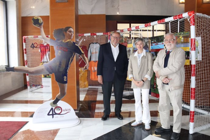 (Desde Izda.) Manuel Torralbo, Marta Domínguez Y Rafael Solana Durante Su Visita A La Exposición.