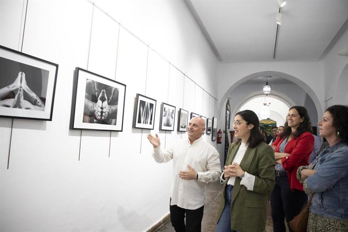 Inauguración en el Palacio de la Merced de Córdoba de la exposición fotográfica 'Simetría asimétrica', de Juan Gaitán Ocón.