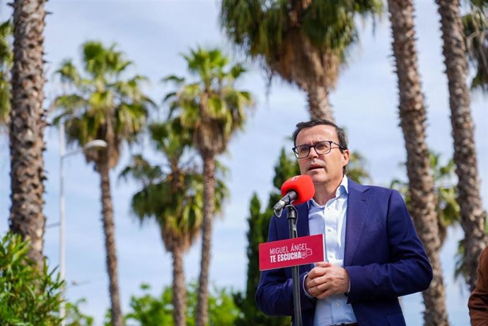 El secretario general del PSOE de Extremadura, Miguel Ángel Gallardo, atiende a los medios