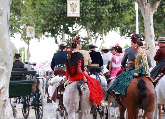 Caballistas pasean por el Real de la Feria de Abril de Sevilla, en foto de recurso.