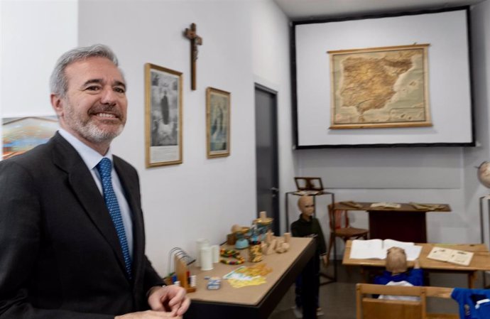 El presidente de Aragón, Jorge Azcón, visita una exposición en Zaragoza.