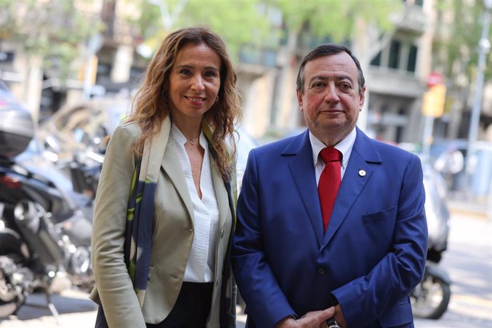 El precandidado a decano del Il·lustre Col·legi de l'Advocacia de Barcelona (ICAB), Joan Ramon Ramos, y la precandidata a vicedecana del ICAB, Sara Iglesias