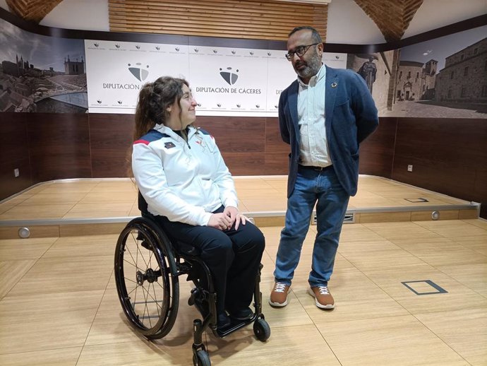 La paralímpica extremeña Loida Zabala y el presidente de la Diputación de Cáceres, Miguel Ángel Morales