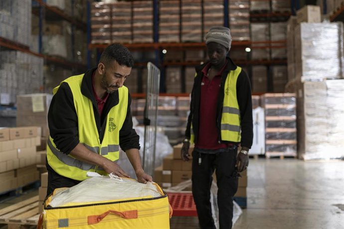 Archivo - Trabajadores de un taller municipal durante la preparación del material para las elecciones catalanas del 12M, a 6 de mayo de 2024, en Barcelona, Catalunya (España)