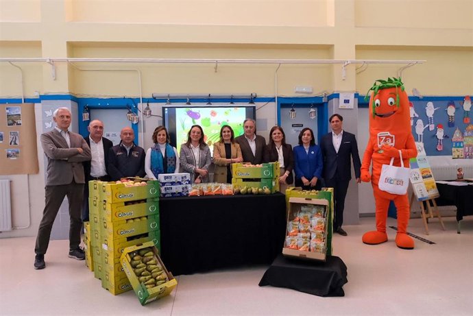 La consejera de Agricultura, Ganadería y Desarrollo Rural, María González Corral, y la de Educación, Rocío Lucas, presentan el programa de reparto de frutas y hortalizas en centros educativos en Laguna de Duero (Valladolid)