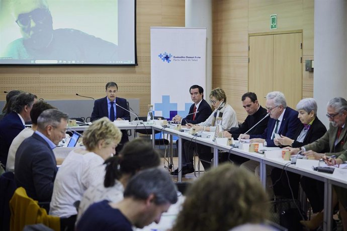 El consejero de Salud, Alberto Martínez, presidie la séptima reunión del Pacto Vasco de Salud,