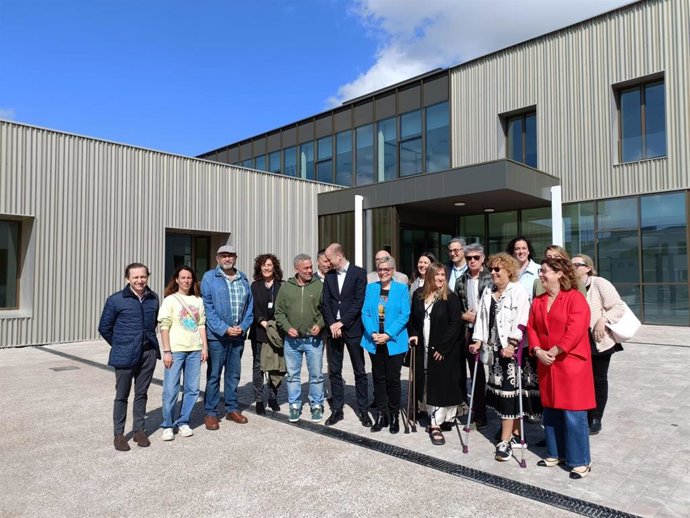 La consejera de Salud del Principado de Asturias, Dolores Saavedra --de chaqueta azul, en el centro--, durante la visita al consultorio periférico de Nuevo Roces.