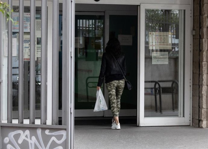Archivo - Una mujer entra a un Centro de Salud, a 25 de abril de 2024, en Madrid (España).