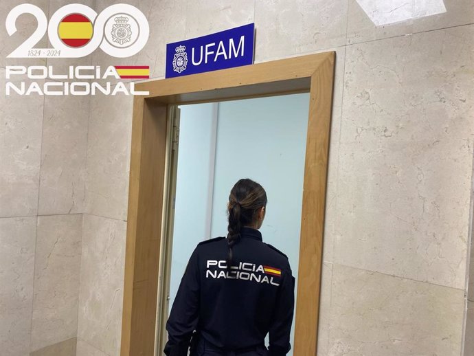 Imagen de una agente de la UFAM en dependencias policiales