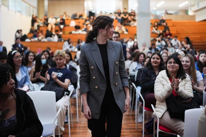 La presidenta de la Comunidad de Madrid, Isabel Díaz Ayuso (c), a su llegada para ser investida Doctora Honoris Causa por la Universidad de las Américas de Quito, a 9 de abril de 2025, en Quito (Ecuador).