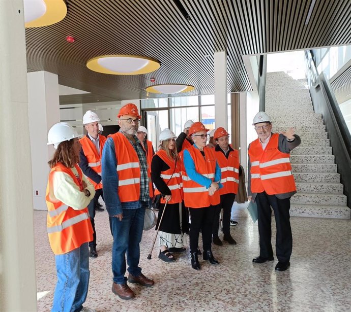 La consejera de Salud del Principado de Asturias, Dolores Saavedra, durante la visita al consultorio periférico de Nuevo Roces, en Gijón.