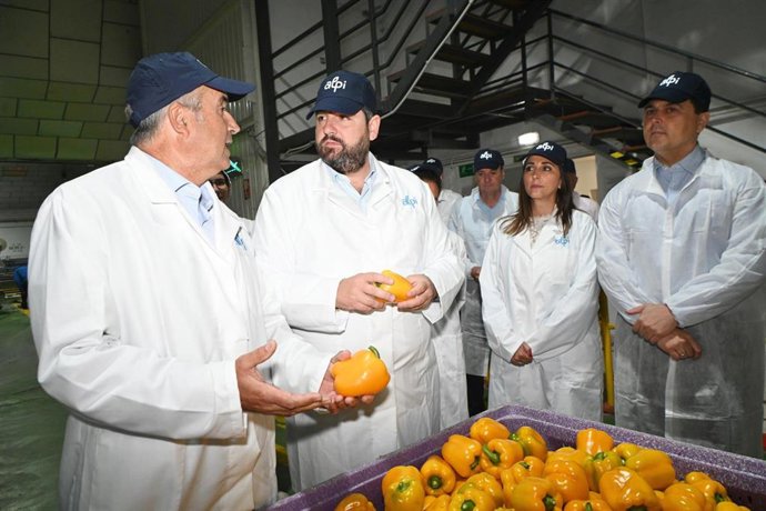 El presidente de la Comunidad, Fernando López Miras, visitó hoy en San Javier las instalaciones de la Sociedad Agrícola de Transformación San Cayetano, con motivo del 50 aniversario de su constitución.