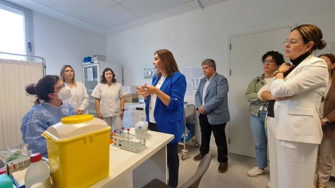 La consellera de Salud, Manuela García, durante una visita a un centro de salud de Mallorca