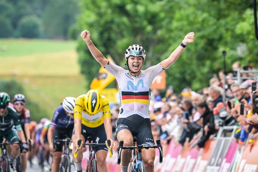 Archivo - Liane Lippert (Movistar Team) celebra una victoria de etapa.