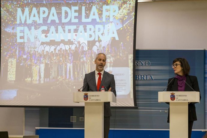 El consejero de Educación, Formación Profesional y Universidades, Sergio Silva, presenta en rueda de prensa, la Oferta Educativa de Formación Profesional para el curso 2025-2026.