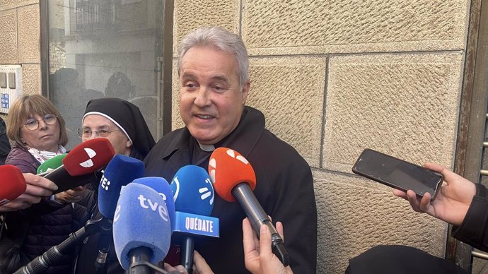 Mario Iceta con Sor Carmen, de la Federación de Clarisas y sor Amparo.