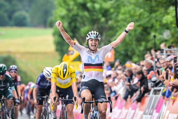 Archivo - Liane Lippert (Movistar Team) celebra una victoria de etapa.