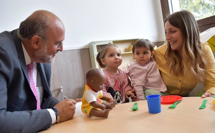 El vicepresidente primero del Gobierno regional, José Luis Martínez Guijarro, en Checa.