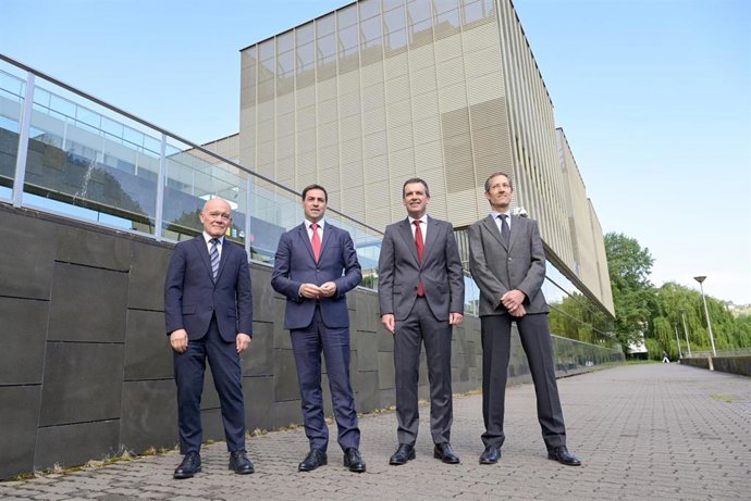 El lehendakari, Imanol Pradales, ha participado en la presentación del proyecto Torre Cuántica en el CIC nanoGUNE de San Sebastián.