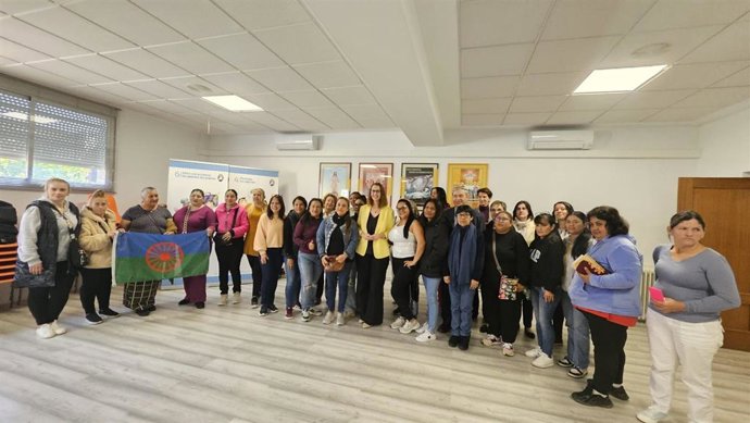 La consejera de Igualdad, Sara Simón, en su visita a casa Nazaret.