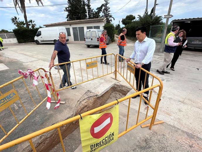 El alcalde de San Javier, José Miguel Luengo, durante su visita a las obras de construcción de una red de saneamiento que recogerá las aguas residuales del núcleo de Los Castellanos, cercano a Pozo Aledo