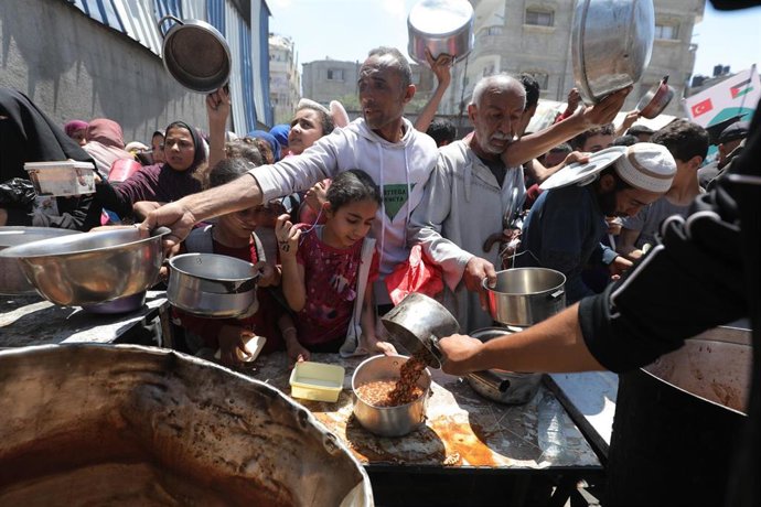Entrega de comida en la localidad palestina de Nusairat, en la Franja de Gaza.
