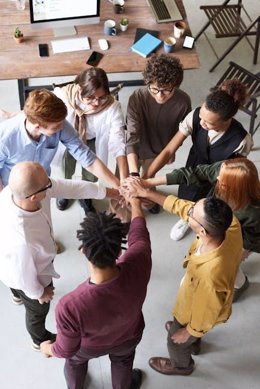 Foto De Personas Que Se Toman De La Mano