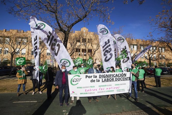 Archivo - Imagen de archivo de una protesta de CSIF en defensa del profesorado ante la Delegación de Educación en Sevilla. 