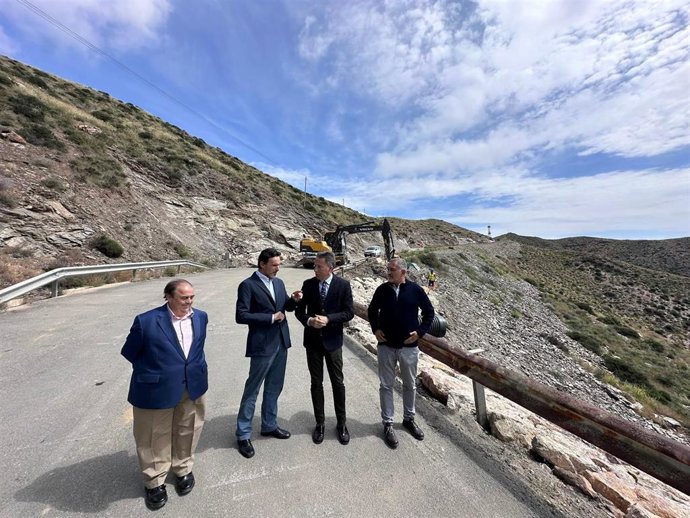 El consejero Jorge García Montoro y el alcalde Fulgencio Gil visitan las obras de protección de la carretera regional que une las pedanías lorquinas de El Garrobillo y Ramonete (RM-D20), dañada por el último episodio de lluvias