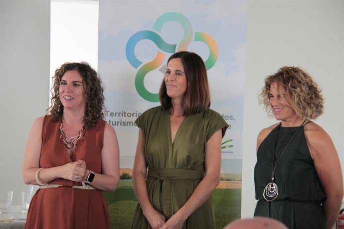 La presidenta del GDR Campiña Jerez y Costa Noroeste, Susana Sánchez Toro, y la responsable de Acción Social de la Dirección Territorial de Andalucía de Caixabank, María del Carmen Martín Salinas, en una imagen de archivo.