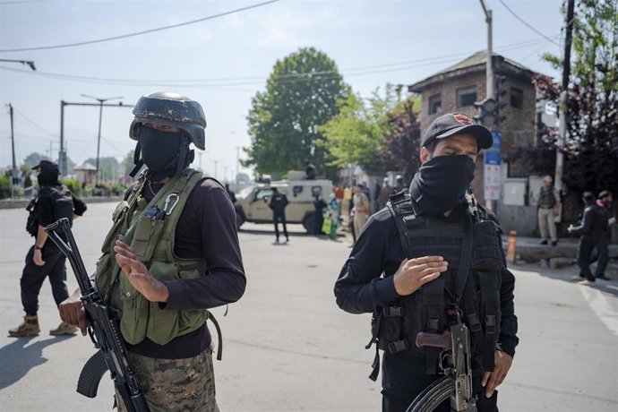 Miembros de las fuerzas de seguridad de India Srinagar, en la Cachemira india, tras el atentado perpetrado el 22 de abril de 2025 contra turistas en Pahalgam, que se saldó con al menos 26 muertos (archivo)
