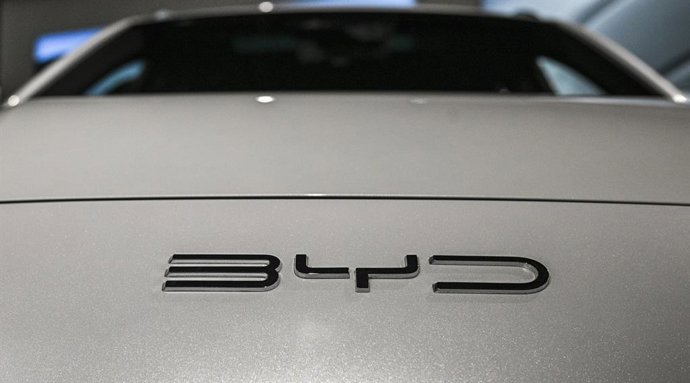 Archivo - BYD dobla su beneficio hasta abril con 1.115 millones de euros y amplia su liderazgo global sobre Tesla.