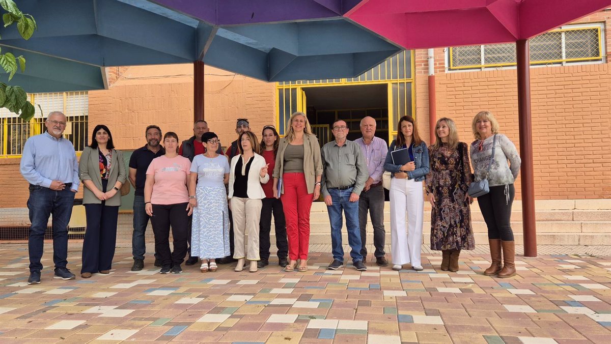 El Ayuntamiento de Murcia instala una gran pérgola en el CEIP Río Segura de Javalí Nuevo