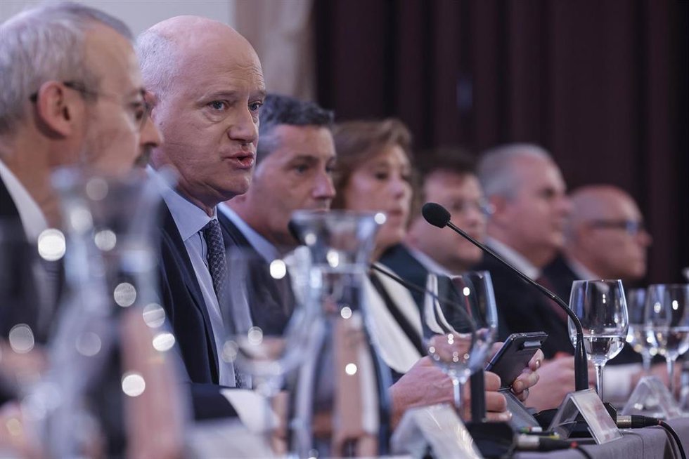 El director general de Consum, Antonio Rodríguez Lázaro (2i), interviene durante la presentación de los resultados de Consum correspondientes al ejercicio 2024, en el Hotel The Westin Valencia