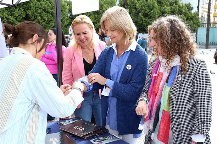 La teniente de alcaldesa de Igualdad y Diversidad en el Ayuntamiento de Jerez (Cádiz), Susana Sánchez Toro, y las delegadas de Inclusión Social, Yessika Quintero, y Participación Ciudadana, Carmen Pina, en la jornada 'Jerez por la Diversidad'