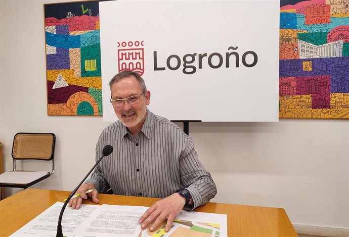 El portavoz  del PR+, Rubén Antoñanzas, en comparecencia de prensa