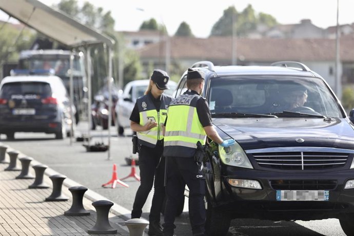 Archivo - Varios agentes de la Policía Nacional en un control en Irún, Guipúzcoa