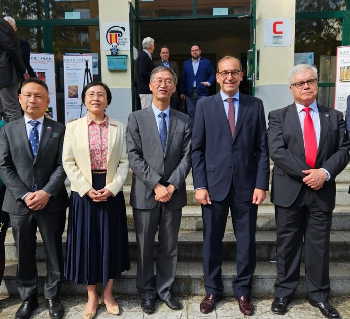 El embajador de China en España, Yao Jing, en el medio de la imagen junto a otras autoridades en su visita a Cáceres