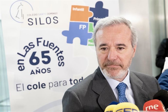 El jefe del Ejecutivo aragonés, Jorge Azcón, atiende a los medios de comunicación en su visita a una exposición en Zaragoza.