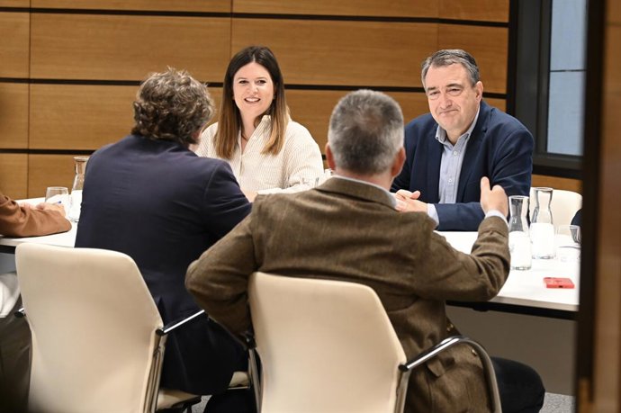 El presidente del EBB del PNV, Aitor Esteban,  reunido con el secretario general del PSE-EE, Eneko Andueza, durante la reunión de las delegaciones del PNV y el PSE-EE, a 7 de mayo de 2025, en Bilbao, Vizcaya, País Vasco (España). Esta reunión se trata del