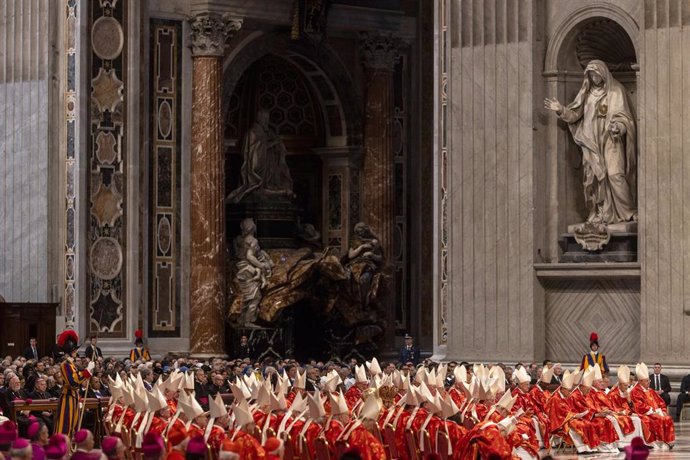 Los cardenales en la misa "Pro eligendo Romano Pontefice", en la Basílica de San Pedro.