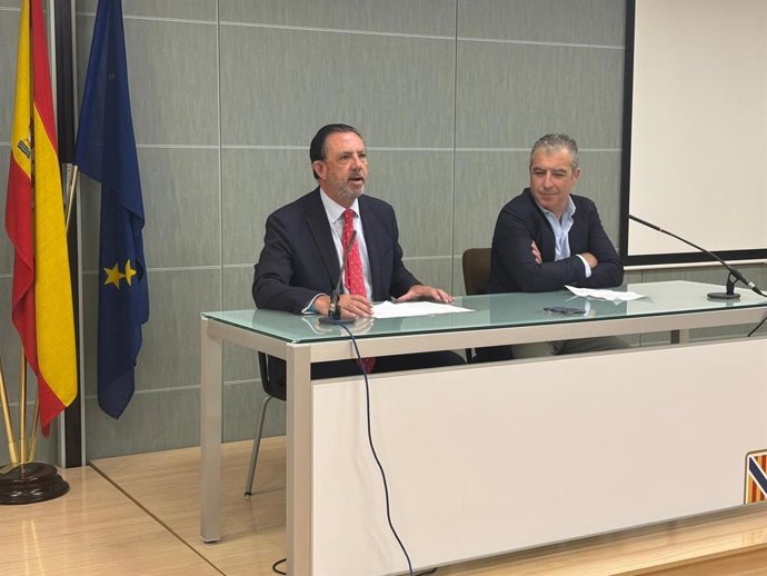 Archivo - El conseller de Empresa, Empleo y Energía, Alejandro Sáenz de San Pedro, y el director general de Empresa, Autónomos y Comercio, José Antonio Caldés.