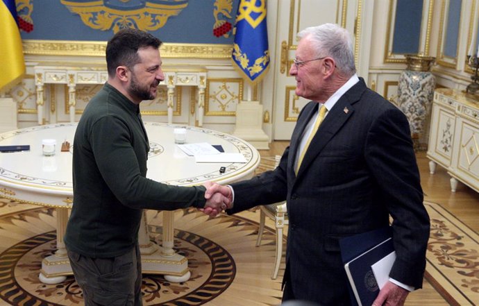 Archivo - February 20, 2025, Kyiv, Ukraine: President of Ukraine VOLODYMYR ZELENSKYY (L) and US Special Envoy for Ukraine and Russia KEITH KELLOGG shake hands during their meeting, Kyiv.