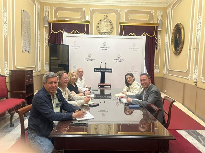 Los concejales del Ayuntamiento de Cádiz, José Manuel Cossi y Beatriz Gandullo, con representantes de CCOO.