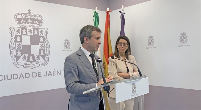 El alcalde de Jaén, Julio Millán, y la concejala de Urbanismo, África Colomo